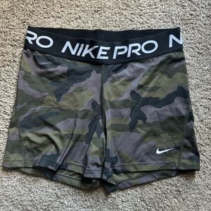 Women’s Nike Pro camo